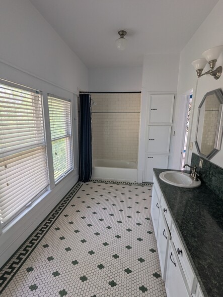 Primary Bathroom - 4526 Reiger Ave