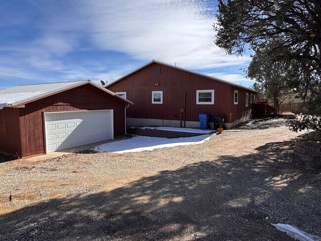 Building Photo - 3 Bedroom, 2 Bathroom Home in Cedar Crest, NM.