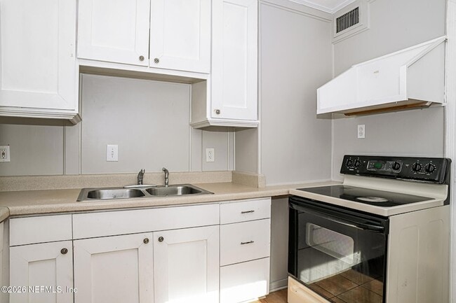 Building Photo - 214 8th Ave N
