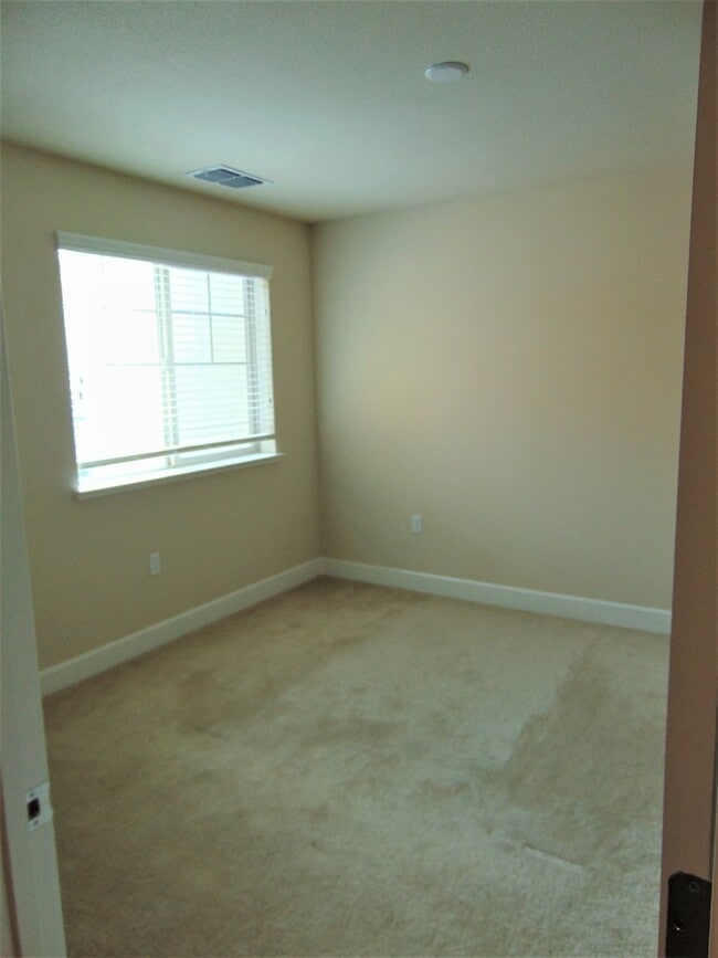 Building Photo - Beautiful Brand New Townhome in Sage Community