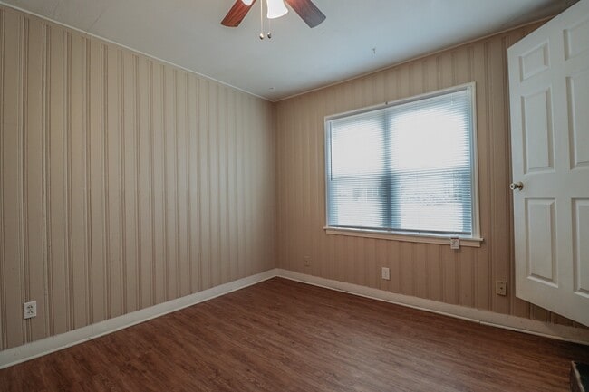 Building Photo - Cute 3/2 Central Lubbock close to University