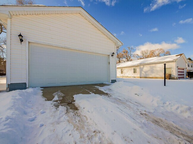 Building Photo - Spacious 3-Bedroom Home in a Great Pontiac Location!