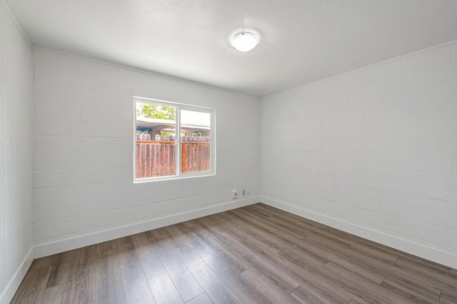 Building Photo - 5400 Valletta Way