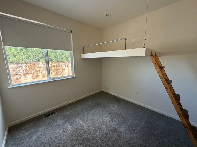 Building Photo - Beautiful Home in Stead!