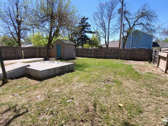 Building Photo - 3 bedroom, 1.5 bathroom house located in E...
