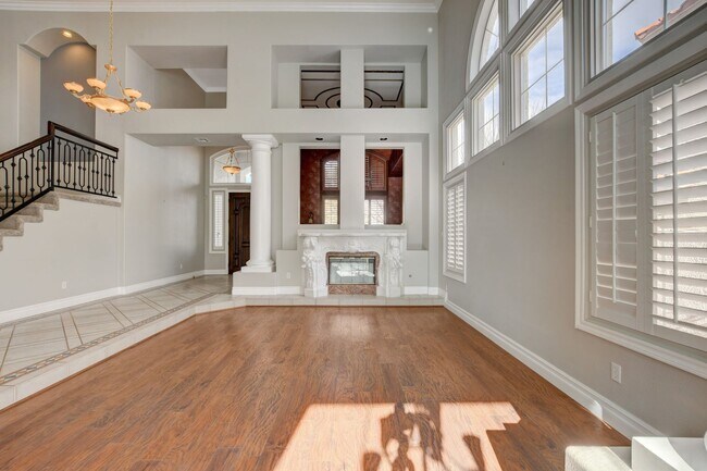 Building Photo - COMING SOON!! $1000 off 1st months Rent Guard-Gated Golf Course Living on the 14th Green!