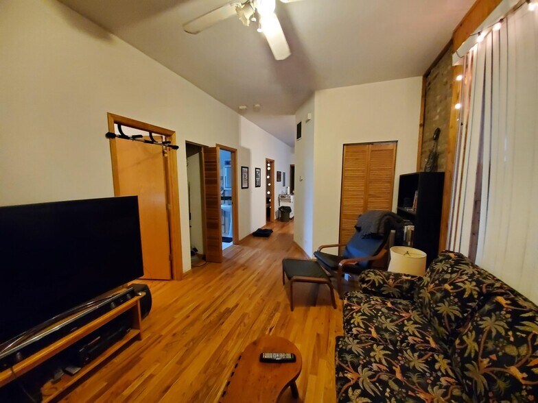 Building Photo - 2048 N Western Ave