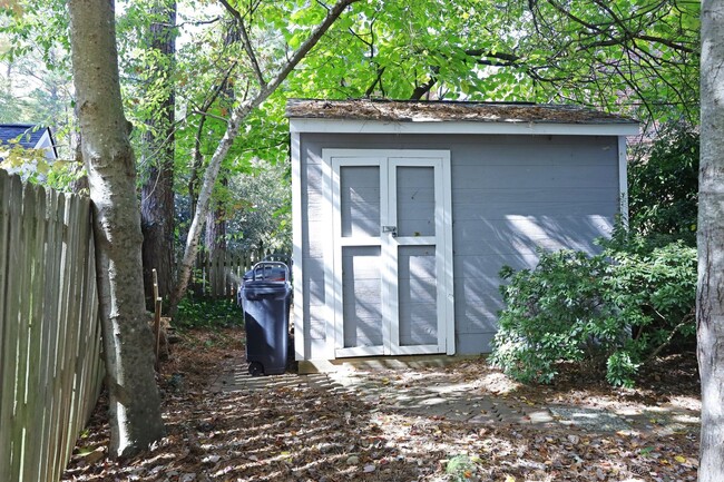 Building Photo - Sunny 3 bedroom, 2.5 bathroom Durant Trail...