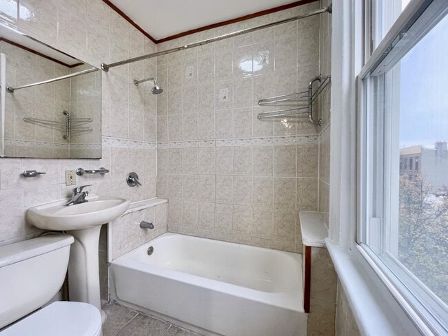 Building Photo - 389 Monmouth St