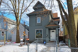 Building Photo - 3-Bedroom 1-Bathroom Unit Available Now in Minneapolis!