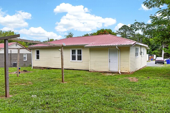 Building Photo - Pet Friendly House