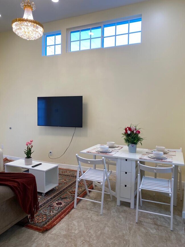 Smart TV - 23735 Vanowen St