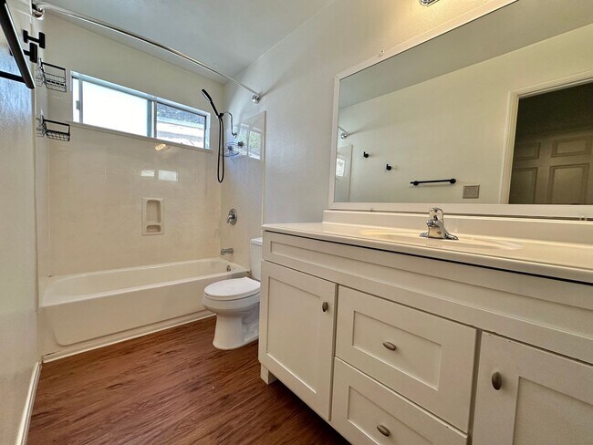 Building Photo - 1 Bedroom Corner Condo in San Carlos with Parking!