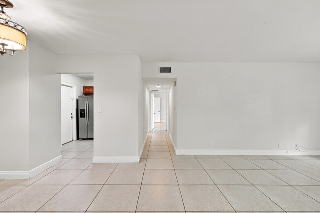 Building Photo - 9 NE 19th Ct