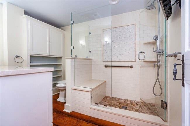 Building Photo - 19 King St