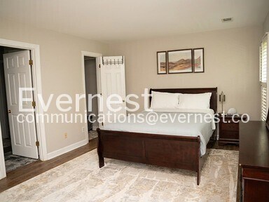 Building Photo - 4580 Village Dr