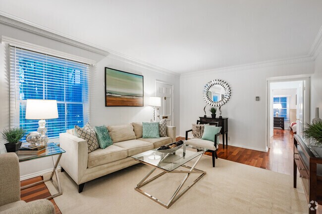 1BR, 1BA - 775SF - Living Room - 342 N Oakhurst Dr