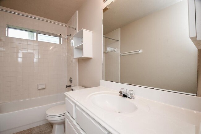 Building Photo - Crescent Drive, Pearland, TX 77584 - 3 BR ...