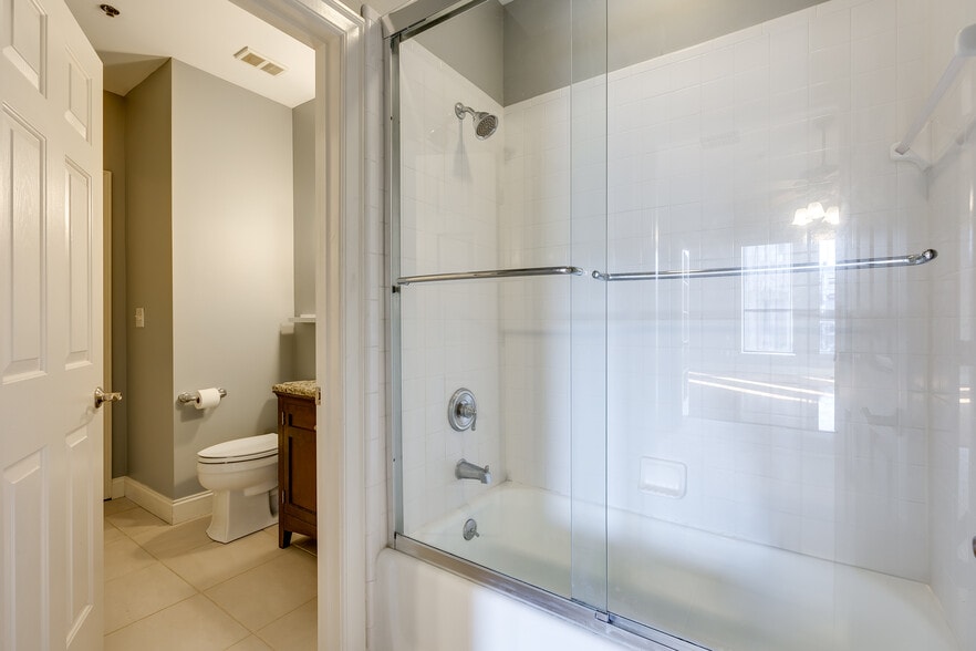 Building Photo - 127 N Tryon St