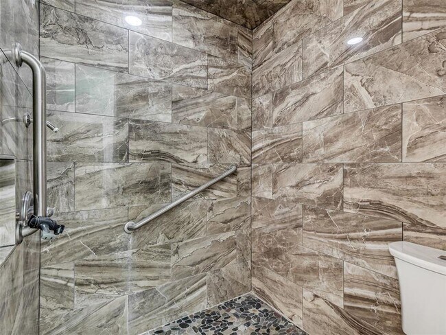 Building Photo - Updated & Close to Everything!