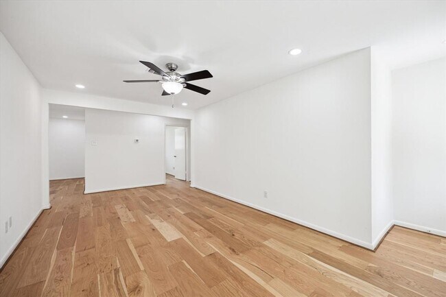 Building Photo - 5602 Hialeah Dr