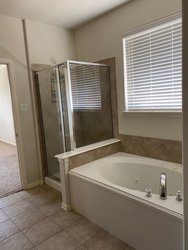 Building Photo - Spacious 2 Story Home in Weatherford Texas