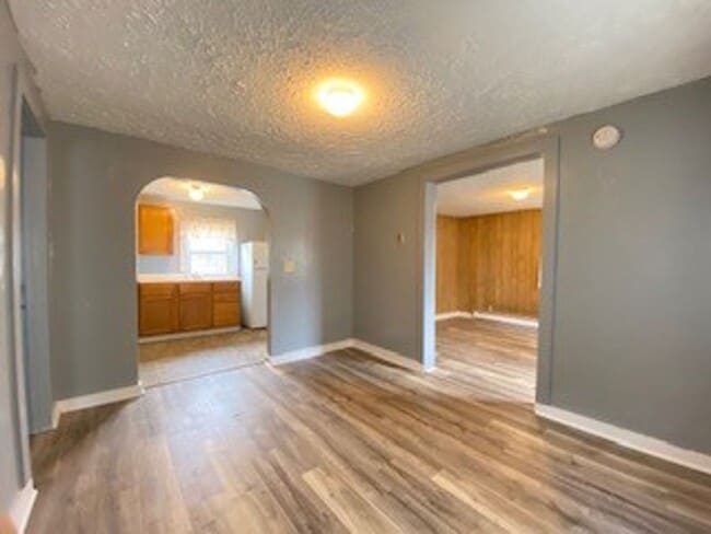 Building Photo - $200 OFF FIRST MONTH RENT -1 Bedroom Single Family Home in Elkhart!
