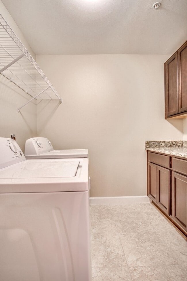 Building Photo - Beautiful Two Bedroom Apartment in Fort Walton Beach!