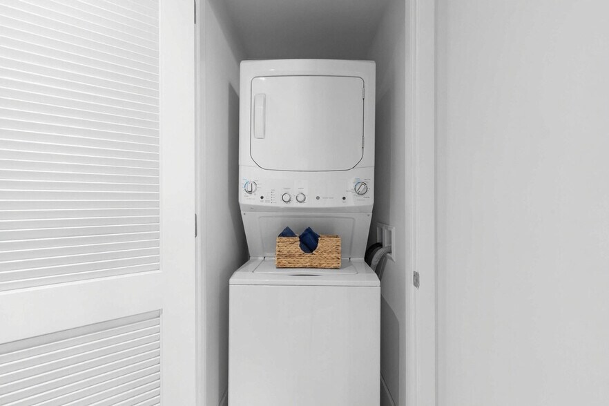 Building Photo - 4010 S Ocean Dr