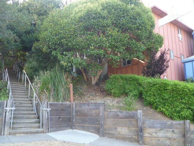 Building Photo - Bernal Heights 2Br House with Skylights, V...