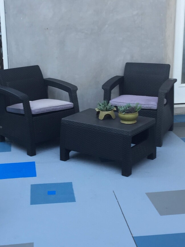 Furnished Patio - 10941 Charnock Rd