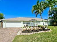 Building Photo - ** CENTRAL NAPLES ** 3 BED + DEN / 2 BATH ** GARAGE - NO HOA! ** ANNUAL RENTAL **