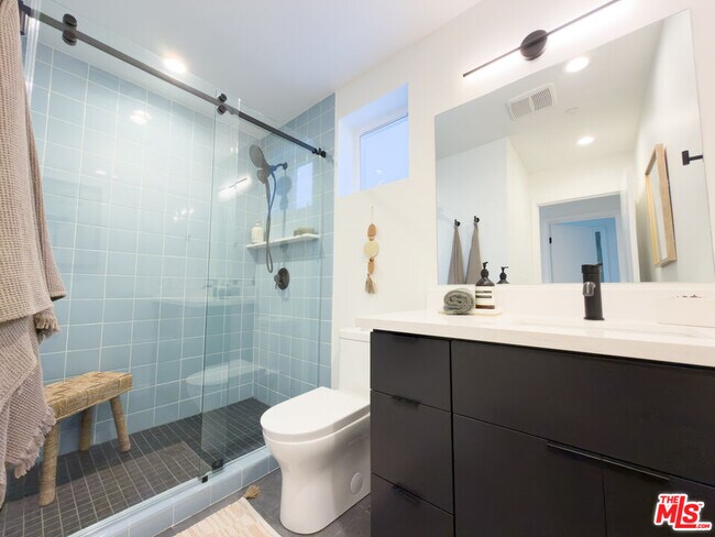 Building Photo - 2220 1/2 Aaron St