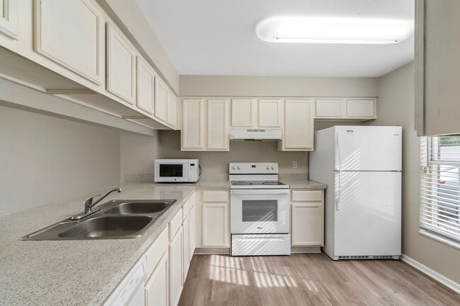 Building Photo - Beautiful Temple Terrace Townhome!