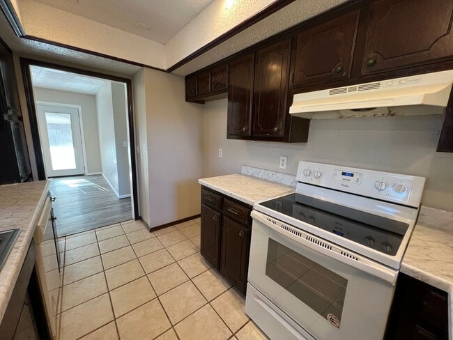 Building Photo - ?Cozy North OKC home with fireplace ?