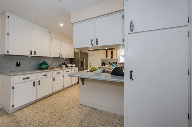 Building Photo - 245 Bel Forest Dr