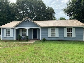 Building Photo - Available Home, 3 bed. 2 bath