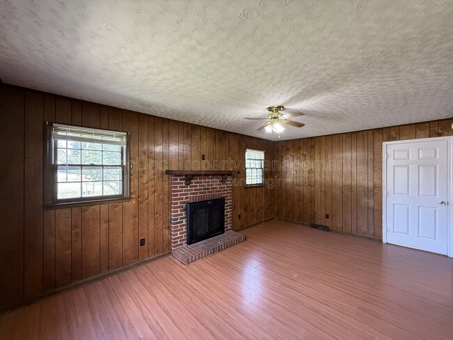 Building Photo - 1804 Sherwood Dr