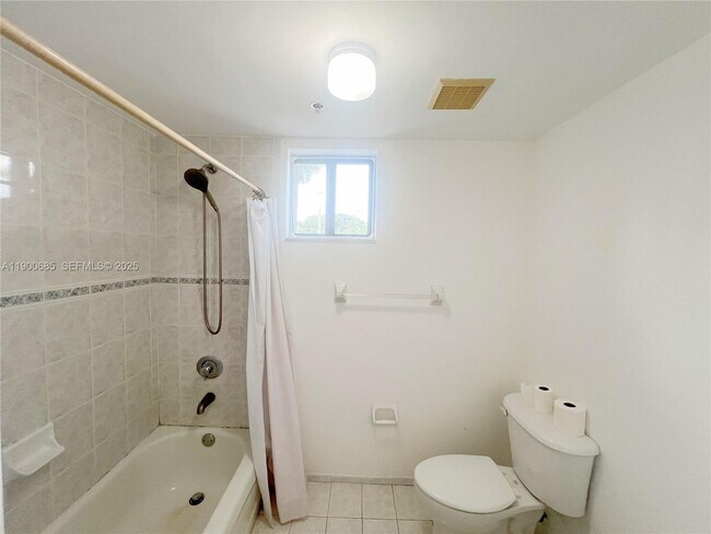 Building Photo - 9340 Fontainebleau Blvd