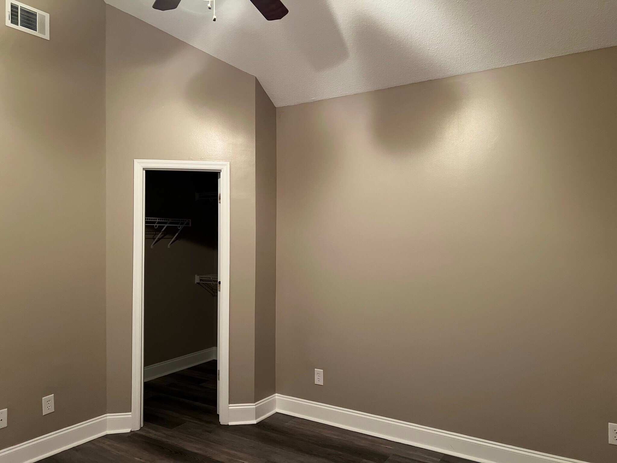 Building Photo - 112 Creekview Trl