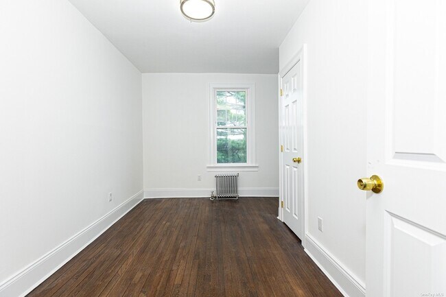 Building Photo - 209 Smith St