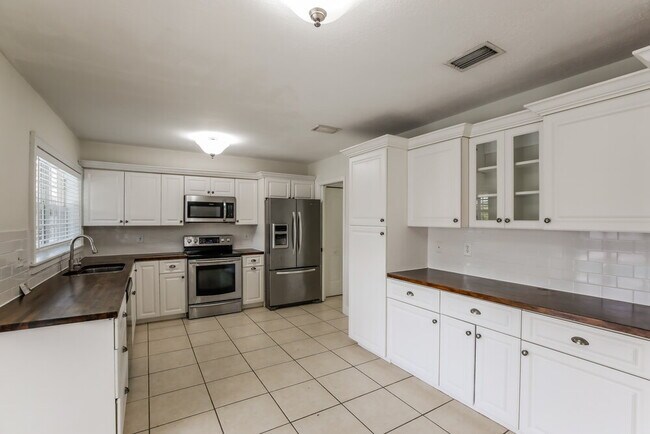 Building Photo - 13700 Exotica Ln