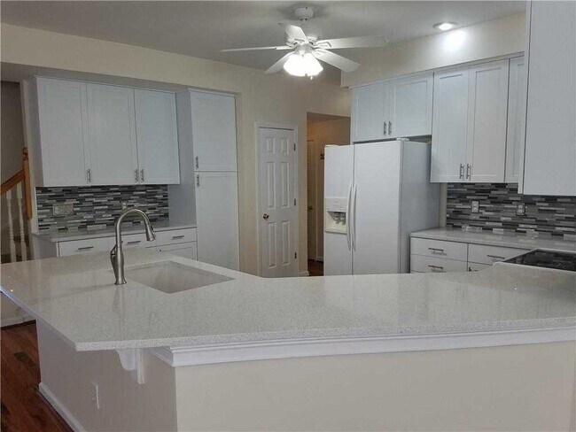 Building Photo - 6000 Carlow Ct SE