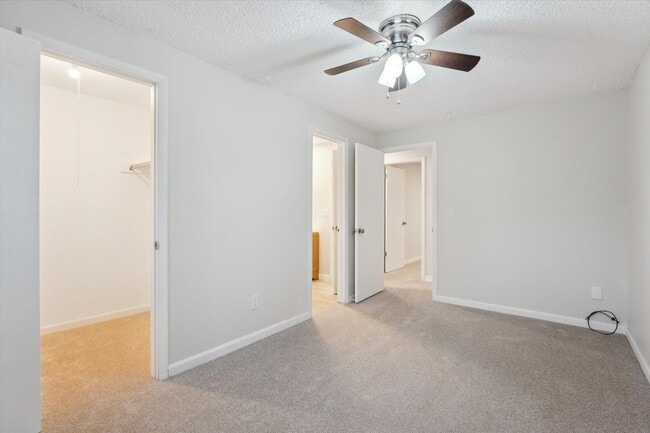 Building Photo - Adorable and Spacious Golden Townhome