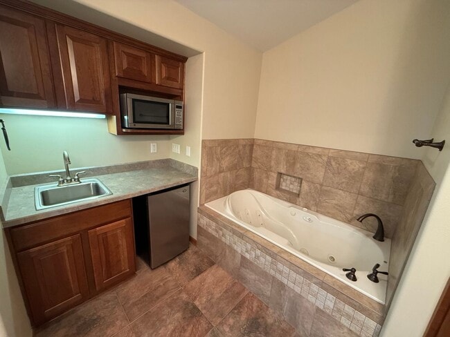 Building Photo - Spacious 3 Bed/3.5 Bath Home with Two Prim...