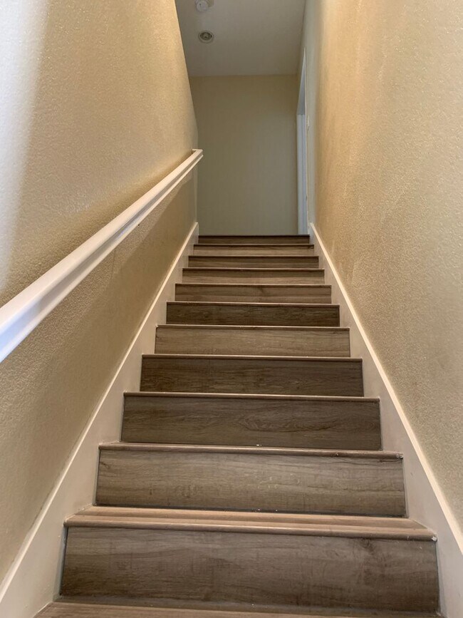 Building Photo - 6 BR 3 BA 2 Story home available in Visalia now