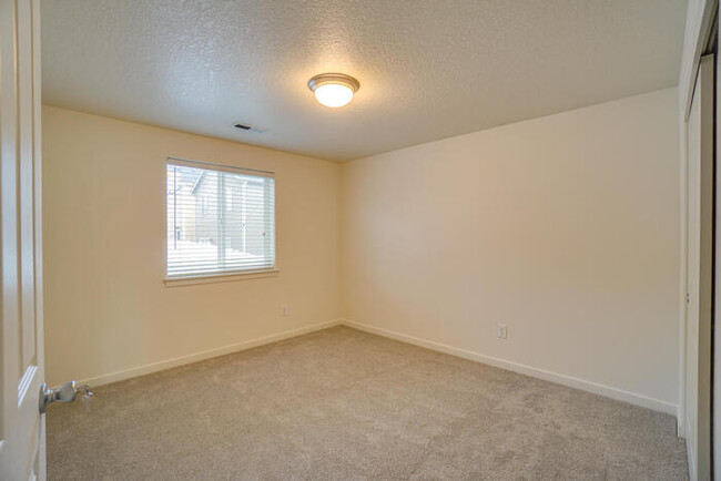 Building Photo - THREE BEDROOM NEAR VANCOUVER MALL