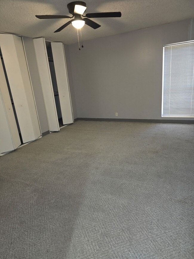 Building Photo - West Knoxville 37923 - 2 bedroom, 2 bath condo - Contact Lisa Vineyard and Shannon Russell (865) ...