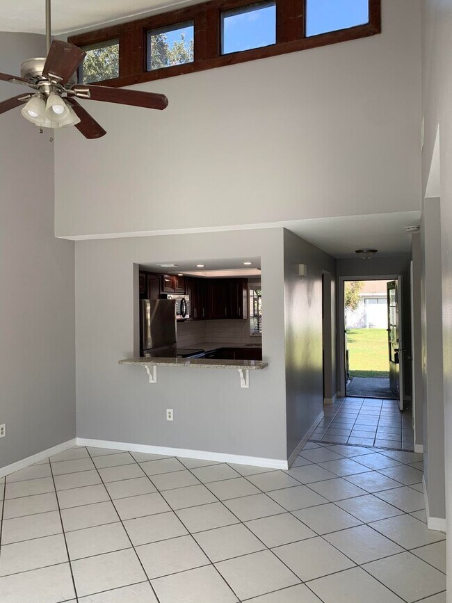 Building Photo - Beautiful and Updated 2/2 in Kissimmee