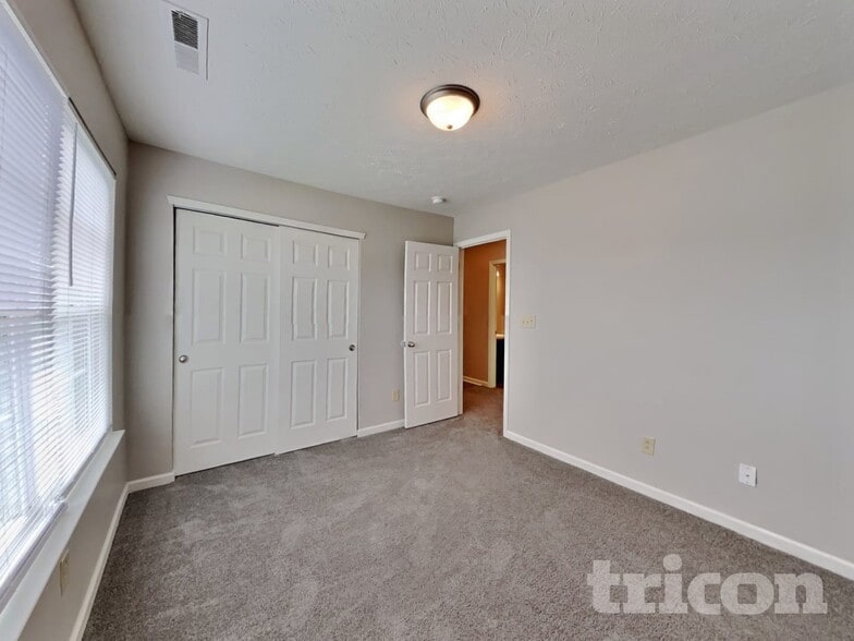 Building Photo - 1806 12 Oaks Dr